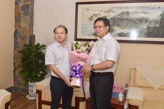 黃日波副主席向王雙飛董事長(cháng)贈送鮮花.jpg